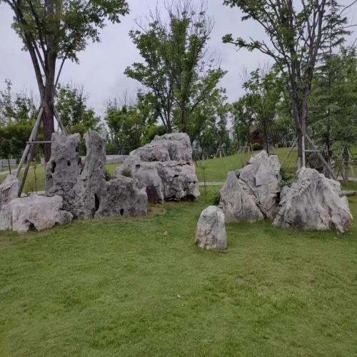 草坪点景置石